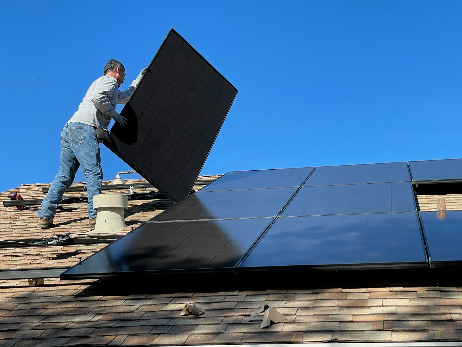 Installation eines Solarmoduls auf einem Dach
